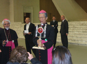聖遺物を紹介する岡田大司教