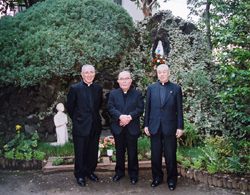 左から内山賢次郎神父、白柳枢機卿、故塚本伊和男神父（八王子ルルド前）