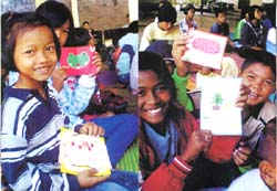 聖母女学院中学生のお便りカードに喜ぶスリンのスラムの奨学生たち