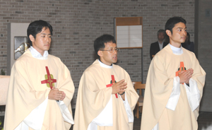 左から山内保徳新司祭、柴田潔新司祭、中井淳新司祭
