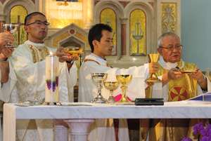 左から北川大介新司祭、眞田登美彦新助祭、司式の溝部脩司教