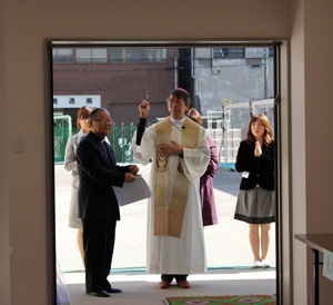 写真（左）本所幼稚園園長酒井俊雄神父　（中央）幸田和生司教