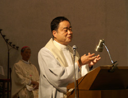 説教をする関口教会主任　山本量太郎神父