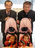 参加者最年少。避難家族の双子赤ちゃん。幸田司教と東京避難家族支援団体の「きらきら星ネット」のスタッフ