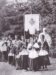 聖体行列、各教会旗を先頭に。司教座聖堂にて